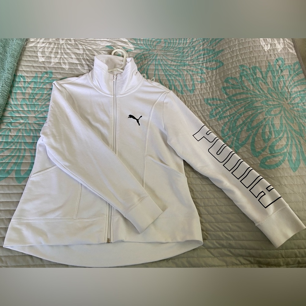 Puma brand white jacket, size Large. Never worn, perfect condition!